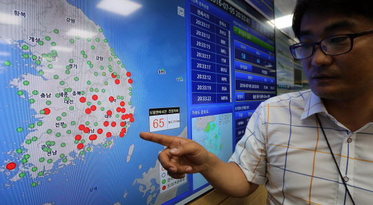 지진자료 살피는 관계자      (서울=연합뉴스) 최재구 기자 = 울산 동구 동쪽 해역에서 진도 5.0의 지진이 발생한 5일 서울 동작구 대방동 기상청 국가지진화산센터에서 관계자가 자료를 살피고 있다. 2016.7.5          jjaeck9@yna.co.kr  (끝)